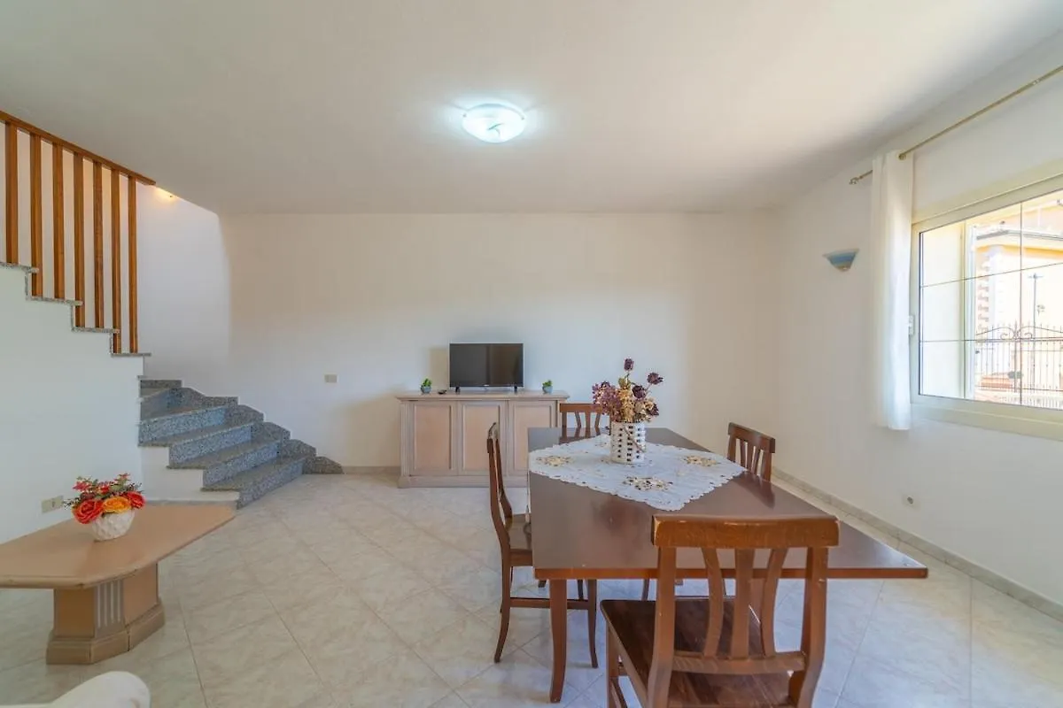 אולביה Apartment With Garden