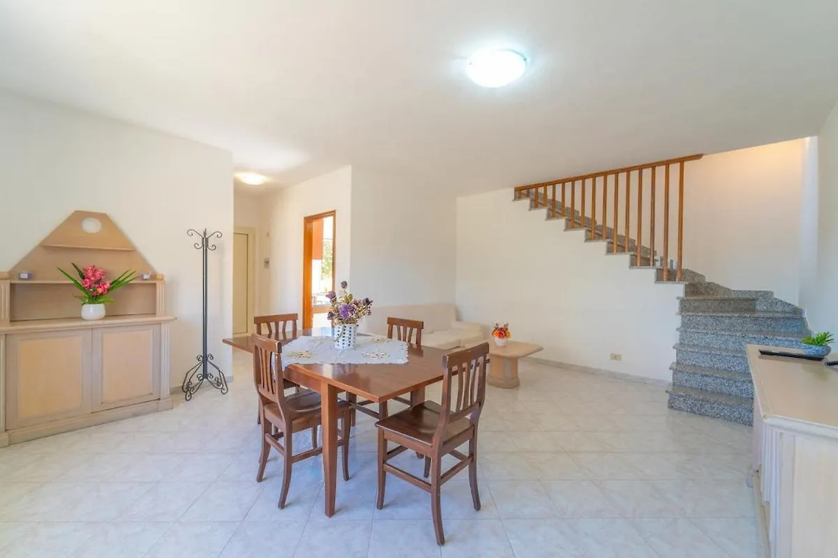 אולביה Apartment With Garden