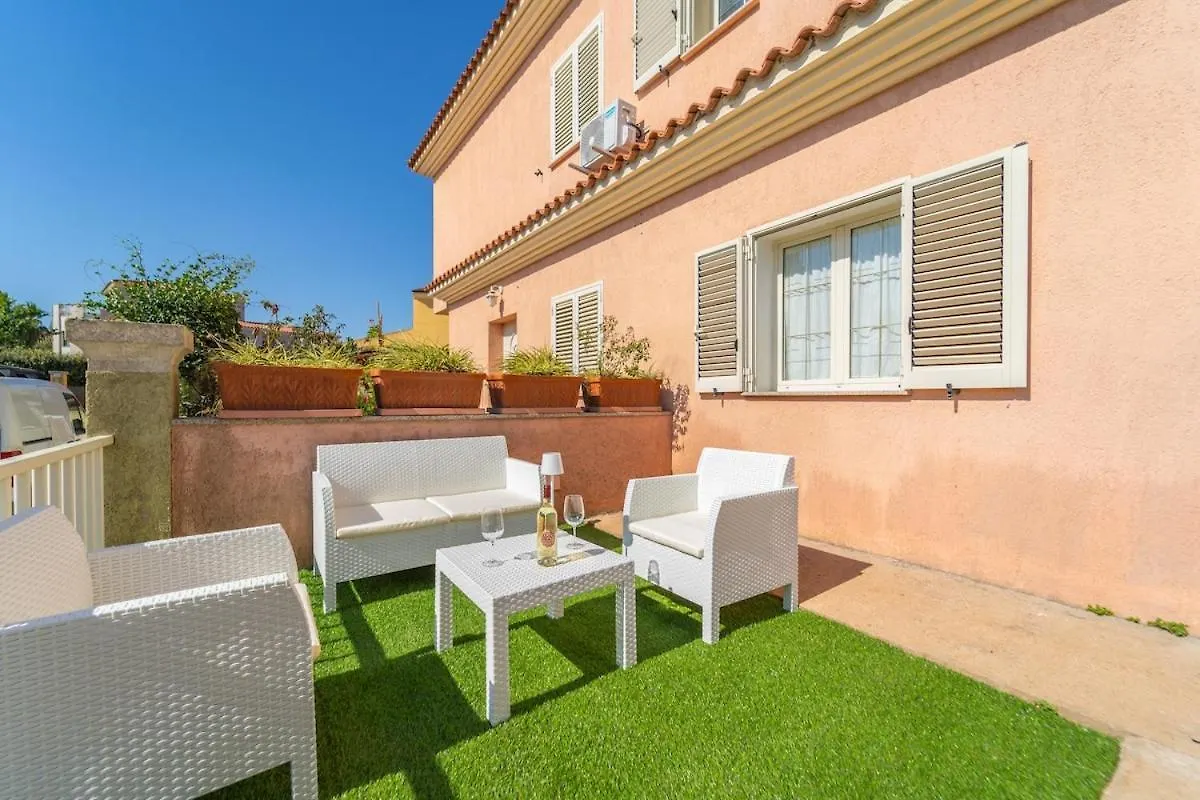 אולביה Apartment With Garden